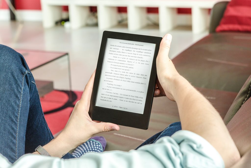 Czytelnik korzysta z czytnika e-booków