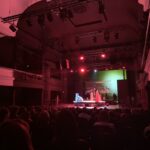 Teatr, widok ogólny, trwa spektakl, aktorzy na scenie, widzowie na widowni