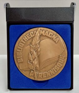 75 lat MBP - medal Bibliotheca Magna Perennisque otrzymany od Zarządu Głównego Stowarzyszenia Bibliotekarzy Polskich