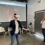 Bibliotekarka używa z gogli VR i kontrolerów