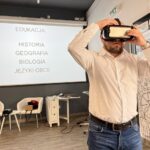 Prowadzący zakłada sobie gogle VR